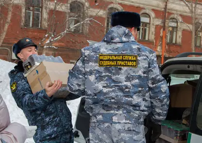 Судебные приставы передали пациентам красноярского военного госпиталя коробки с фруктами, сладостями и компотом
