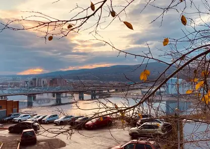 Красноярским автомобилистам запретили оставлять машины на Октябрьском мосту 26 февраля