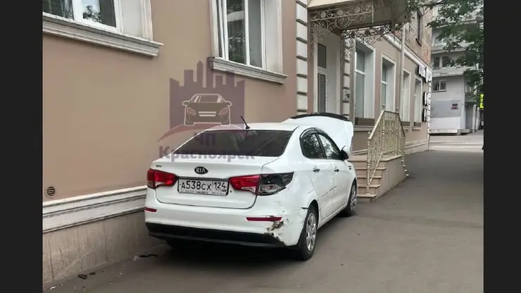 В Красноярске автоледи врезалась в припаркованные автомобили и в дом