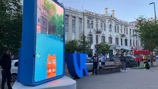 В Красноярске почти смонтировали огромный смартфон от VK
