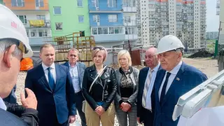 Депутаты и общественные активисты проинспектировали строительство школы на 1100 мест в Солнечном