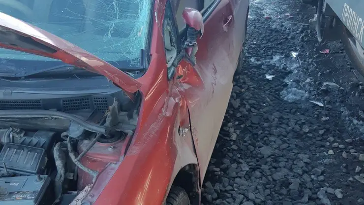 В Ачинске Nissan выехал на ж/д пути и попал под грузовой поезд