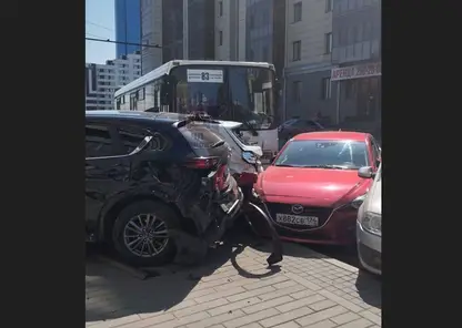 В Красноярске автобус № 83 протаранил три автомобиля на парковке