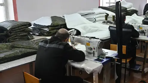 Заключенные в Новосибирской области изготовили несколько тысяч маскировочных халатов и спальников для бойцов СВО