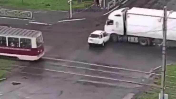 В Красноярске 62-летний водитель Honda проехал на «красный» и врезался в грузовик