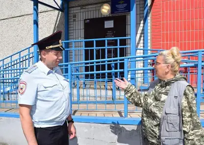 В Красноярске женщина-дворник помогает полиции следить за порядком