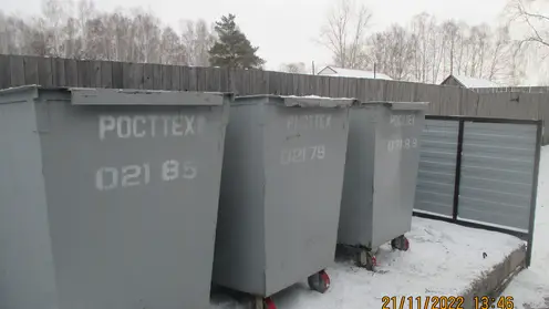 «”РостТех” не остался в стороне»: в поселке в Манском районе появились новые контейнеры для мусора