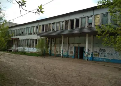 В Красноярске снесут заброшенное здание на ул. Парашютной