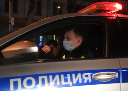 Полицеские Красноярского края помогли водителю со сломанной на морозе машиной