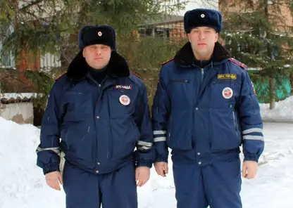 В Красноярском крае госавтоинспекторы спасли во время пожара супружескую пару
