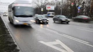 В центре Красноярска автоледи опасно подрезала автобус из-за чего упали пассажиры