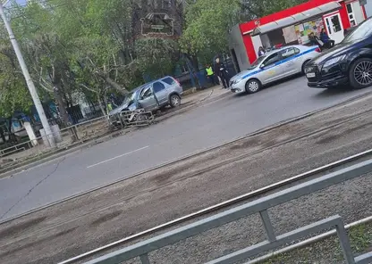 В Красноярске на ул. Мичурина водитель Honda умер за рулём и врезался в дерево