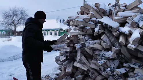 В Красноярске офицеры следственного комитета помогли женщине-инвалиду приобрести дрова