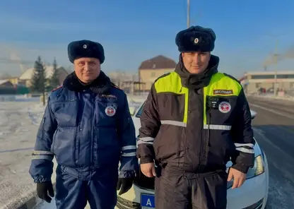 В Емельяновском районе сотрудники ДПС помогли водителю вытащить автомобиль из сугроба