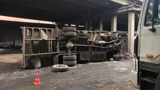 С Копыловского моста свалился грузовик. Водитель в больнице