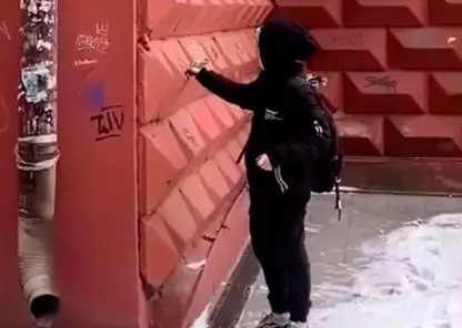 В Красноярске вандалы изрисовали здание на проспекте Мира