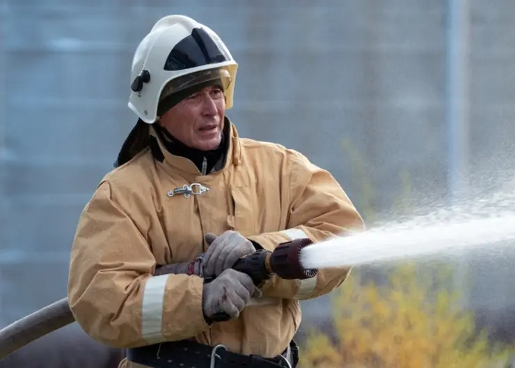Пожарные из Хабаровска спасли 14 человек из горящего дома