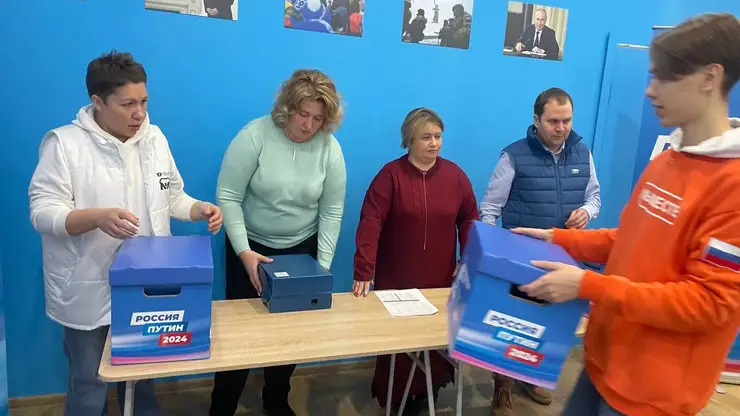 Красноярский край отправил в центральный избирательный штаб Владимира Путина первую часть подписей, собранных в регионе