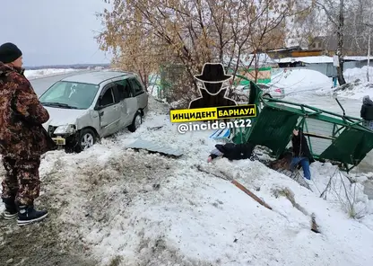 В Алтайском крае водитель врезался в остановку и насмерть сбил пешехода