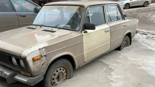 В Красноярске на ул. Вильского машины вмёрзли в лёд после прорыва трубы