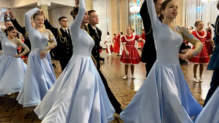 Более 300 кадетов и воспитанниц Мариинских женских гимназий из Красноярского края станцевали на кадетском балу