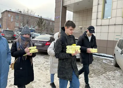 Красноярские студенты раздавали даром книги на улицах города