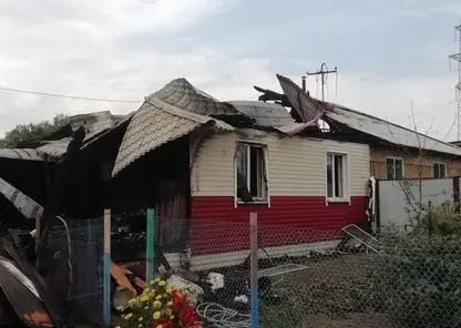 В Шушенском районе пожарные вывели бабушку из охваченного огнем дома