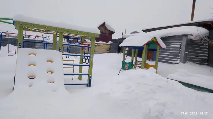Жители поселка в Кемерово жалуются на заваленные снегом детские площадки