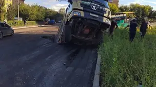 В Красноярске на Калинина грузовик провалился в яму в асфальте
