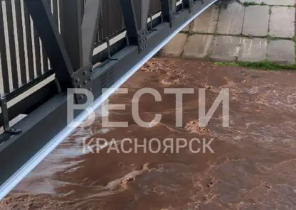 В Красноярске река Кача окрасилась в красный цвет