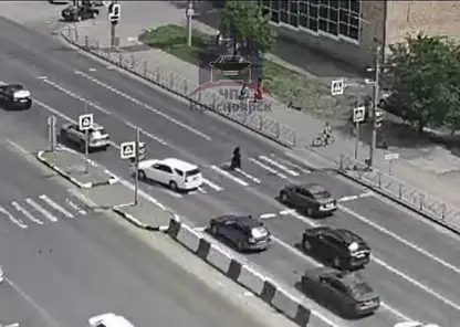 В Красноярске водитель сбил женщину, переходившую дорогу на красный свет