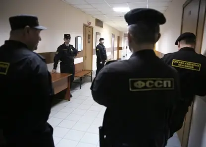 Житель Иркутской области пытался скрыться от судебных приставов в шкафу