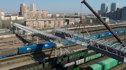 В Красноярске установили последний пролет пешеходного моста на Семафорной