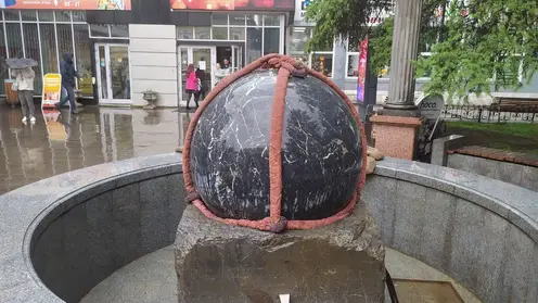 В Красноярске фонтан возле «Дома Быта» лишился гранитного шара