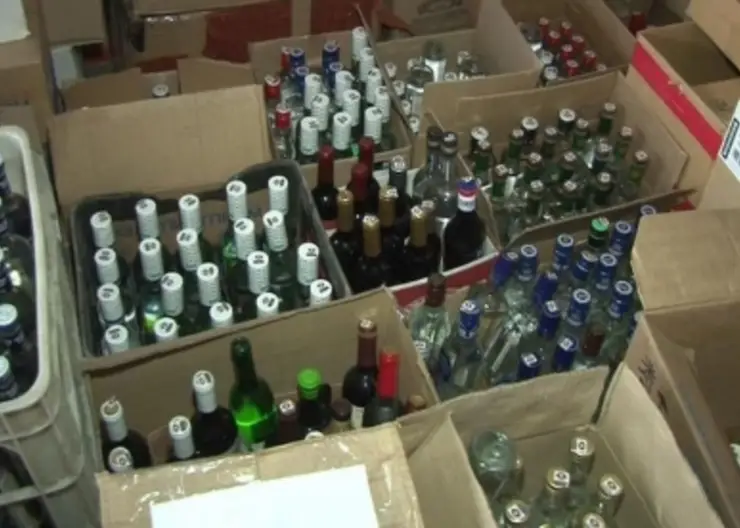 В Красноярске сотрудник полиции вынес из отдела вещдоков больше 500 бутылок изъятого алкоголя