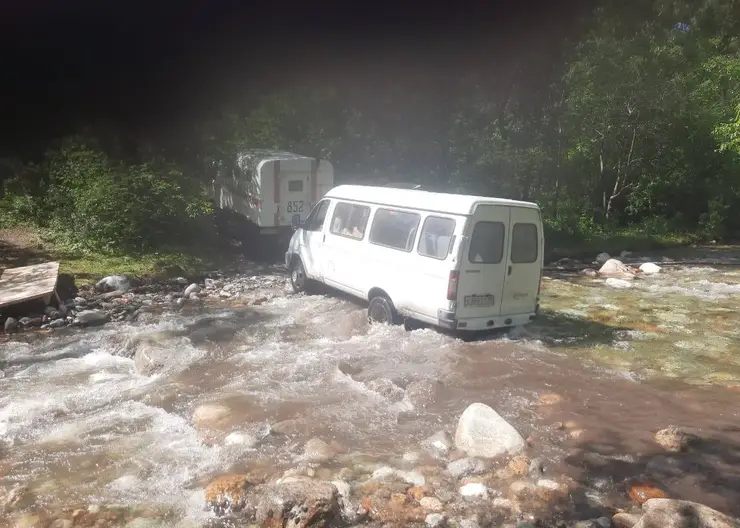 Спасатели из Иркутской области эвакуировали застрявший в реке автомобиль с людьми