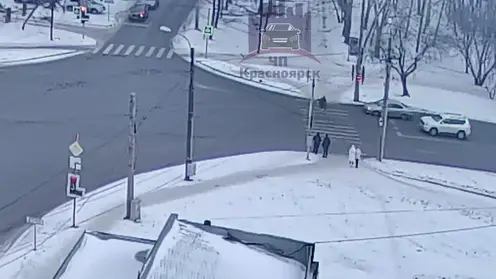 В Красноярске на ул. Воронова девушка перебегала дорогу на «красный» и угодила под колёса автомобиля