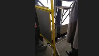 В Красноярске водитель автобуса № 63 заблокировал сломавшуюся дверь табуреткой