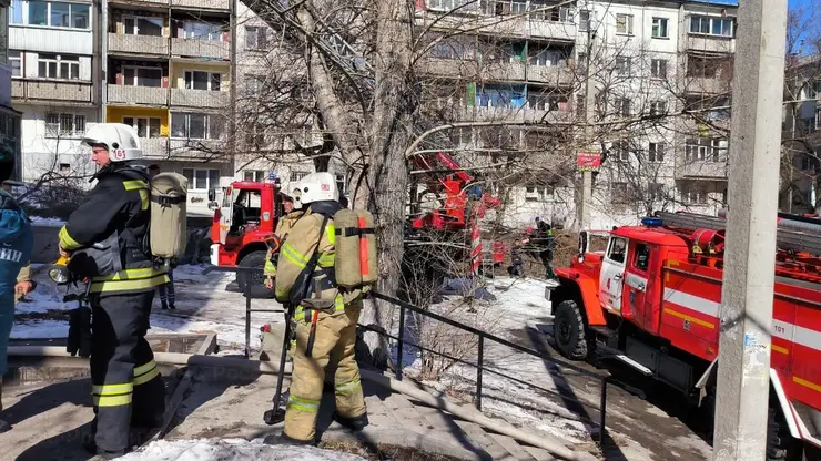 В Иркутске при тушении пожара в многоквартирном доме огнеборцы спасли 8 человек