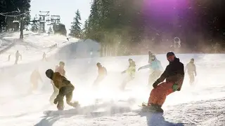 В Красноярске в «Бобровом логу» состоялась тренировка спуска сноубордистов в поддержку российских олимпийцев