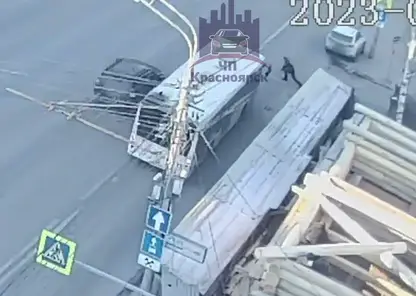 В Красноярске на ул. Ленина неизвестный мужчина бросился под колёса автобуса