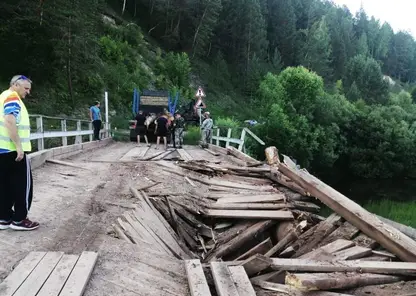 В Ирбейском районе лесовозы разрушили мост через реку