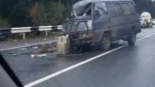 В Уярском районе водитель Toyota пострадал при столкновении с микроавтобусом 