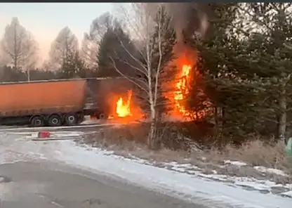 На федеральной трассе в Иркутской области из-за перегрева тормозов загорелась фура