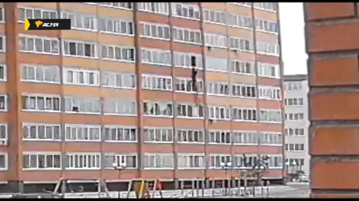 Житель Новосибирска спускал по веревке с пятого этажа и сорвался
