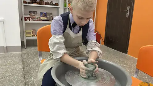 В Красноярском крае детей с ограниченными возможностями здоровья учат шить и готовить