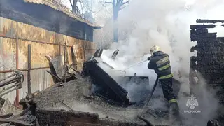 В Красноярске загорелся двухэтажный дом