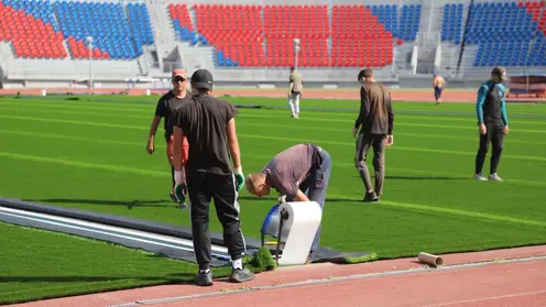 На Центральном стадионе Красноярска начали укладывать новый газон