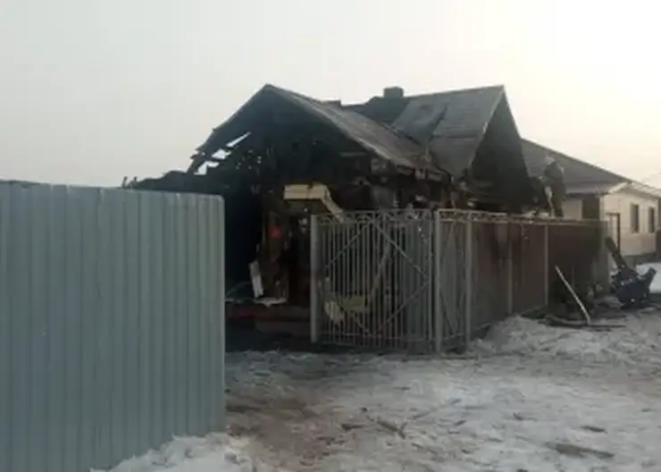 В Омске расследуют гибель пожилой женщины и двух ее внуков во время пожара