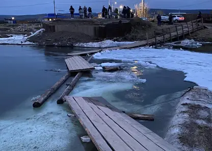 В Иркутской области ледоход разрушил пешеходный мост через реку Лена